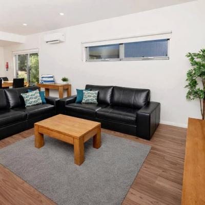 big4 emu beach albany 2brdeluxevillas living